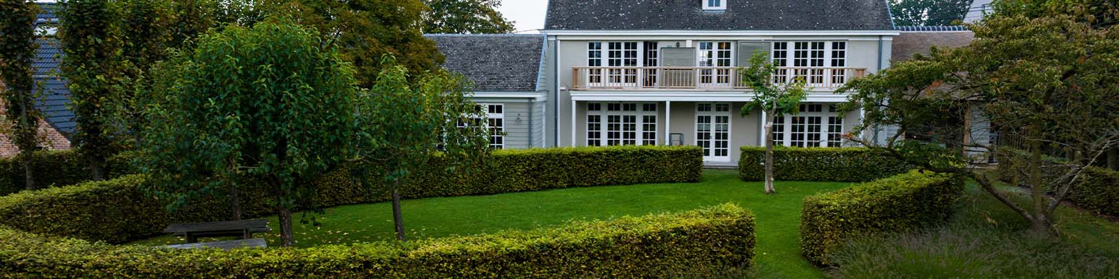 Photo d'une vue exterieure du batiment et du jardin de MyNot. notaires et associés 