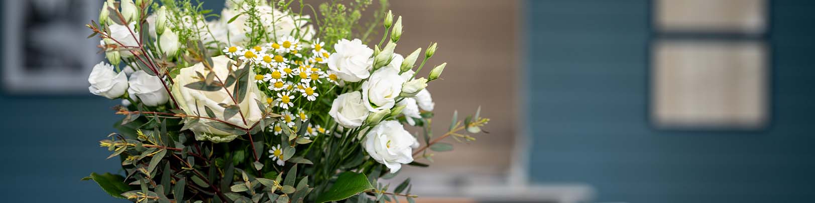 Photo de fleurs blanches dans un bureau